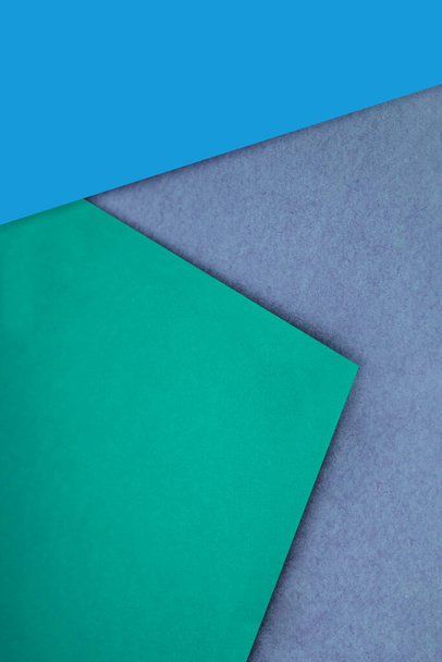 Zwykły i teksturowany neon niebieski zielony szary papier losowo układa się tworząc M jak wzór i trójkąt dla kreatywnej koncepcji okładki - Zdjęcie, obraz