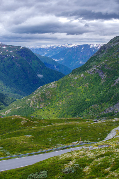 beautiful view from the Oscarshaug viewpoint along national scenic route R55 through Sognefjellet area. - Foto, Imagen