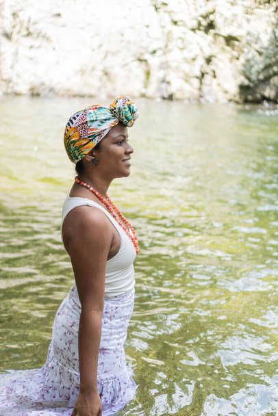 自然の中で川の中で若い黒人女性 - 写真・画像