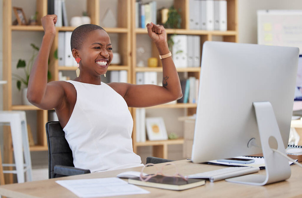 Nadšený veselý africký americký podnikatel fandit za její úspěch po přečtení e-mailu na svém počítači. Šťastné mladé obchodní profesionální vítězství a slaví dobré zprávy ve své kanceláři. - Fotografie, Obrázek