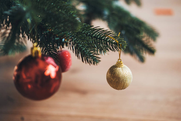 Κοντινό πλάνο πορτρέτο του στολίδι χριστουγεννιάτικο δέντρο κρέμεται σε ένα πεύκο για να κάνει την ατμόσφαιρα των χειμερινών διακοπών. Χρώμα λάμψη. Φωτεινή φωτοβολίδα. - Φωτογραφία, εικόνα