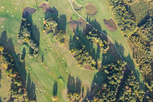 Antenninäköala suurelle golfkentälle, kaunis vihreä ruoho, pelto ja puut syksyllä - Valokuva, kuva