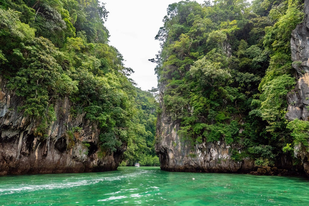 Tropical group of islands on tourist travel tour in Thailand. Summer vacation trip on beautiful turquoise sea with limestone cliffs. Concept of tourism, beautiful destination place in Asia, wanderlust - 写真・画像