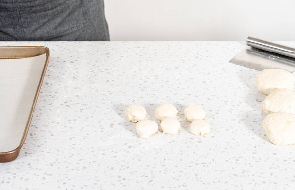 Gördülő kenyér tészta egy francia sodrófa sütni naan mártogatós. - Fotó, kép