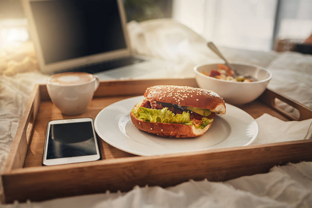 Идеальный подарок на день матери. A tray of a well balanced breakfast, a bagel, coffee and a cellphone. Все необходимое для завтрака в постели. - Фото, изображение
