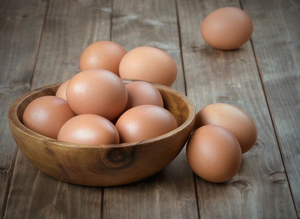 Αυγά σε ξύλινο μπολ - Φωτογραφία, εικόνα