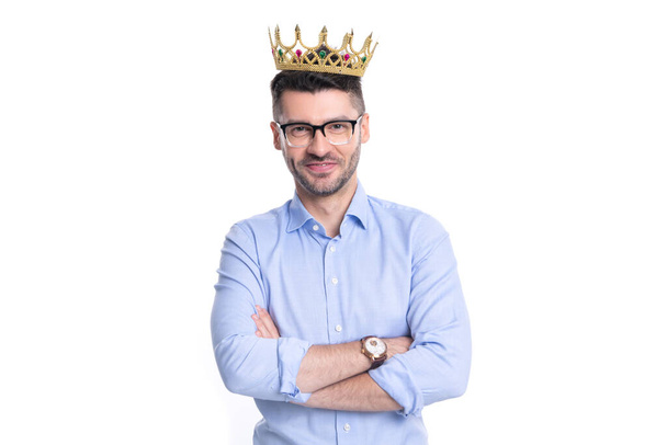 confident businessman in crown isolated on white background. crown reward for confident businessman. confident businessman wear crown for business success. studio shot of confident businessman - Zdjęcie, obraz