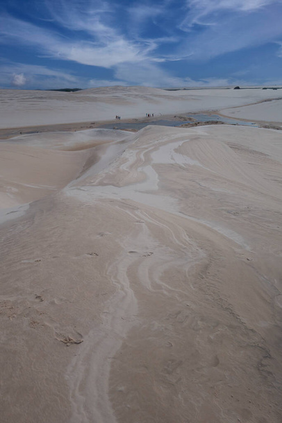 Lenis Maranhenses, MA, Brasil - Gente caminando por las dunas del desierto con agua. - Foto, imagen