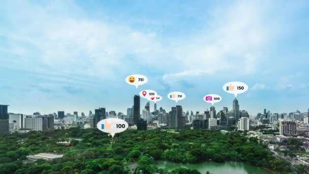 Иконки социальных сетей летают над центром города, показывая людям взаимосвязь через платформу приложений социальных сетей. Концепция маркетинговой стратегии онлайн-сообщества и социальных медиа . - Кадры, видео