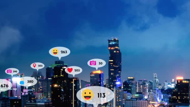 Közösségi média ikonok repül a város felett belváros mutatja az emberek viszonosság kapcsolat a szociális hálózati alkalmazás platform. Az online közösség és a közösségi média marketingstratégiájának koncepciója . - Felvétel, videó
