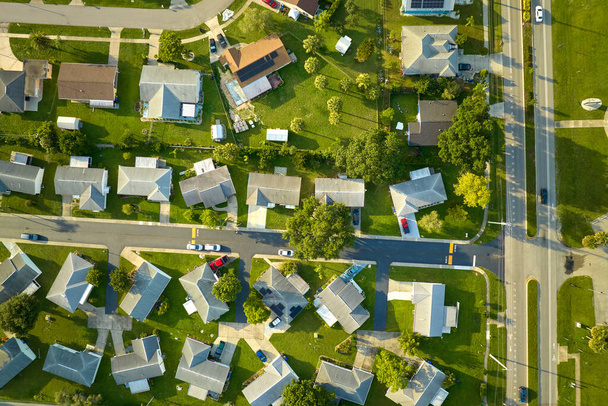 Повітряний вид на маленьке містечко Америка приміський ландшафт з приватними будинками між зеленими пальмами в тихому житловому районі Флориди.. - Фото, зображення