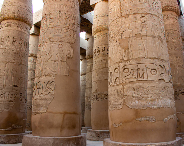 Gigantische Säulen im Hypostil-Saal des Karnak-Tempels in Ägypten. - Foto, Bild