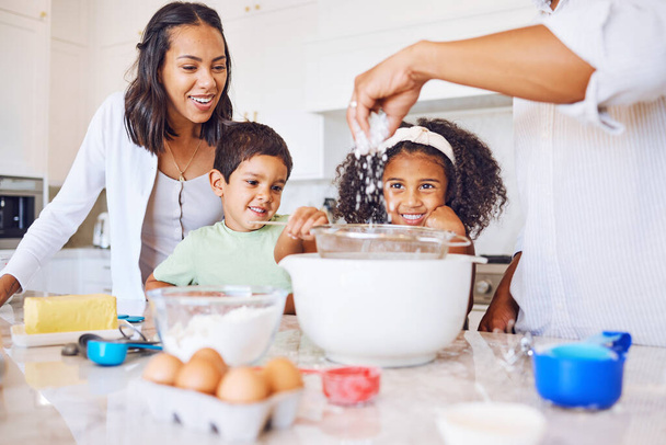 Ruoanlaitto, lapset ja ruoka perheen leivontaan tai oppimisen keittiössä kotinsa yhdessä. Lapset, onnellinen ja opettaa äidin ja isän kanssa näyttämällä pojalle ja tyttärelle, miten leipoa talossa.. - Valokuva, kuva