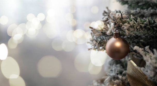 Arany labda karácsonyfán bokeh háttérrel. Boldog új évet és karácsonyt téma. - Fotó, kép