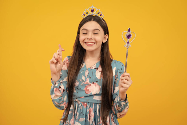 Portrait de fille princesse en tiare tenant baguette magique. Reine adolescente avec couronne dorée - Photo, image