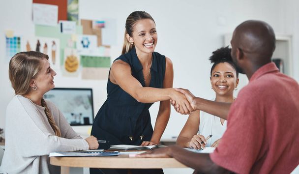 Handshake, ділове партнерство або угода про успіх в офісній підтримці, довірі або crm в b2b творчій зустрічі співпраці. Посміхайтеся, щасливі або працюйте з людьми в команді, дякую або план маркетингової стратегії
. - Фото, зображення
