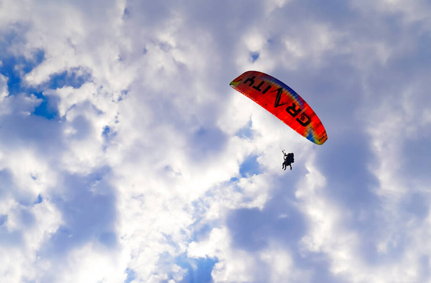 Fethiye, Mugla / Turkey- Αύγουστος 19 2018: Κάτω προς τα πάνω άποψη των δύο paragliders στον ουρανό. - Φωτογραφία, εικόνα