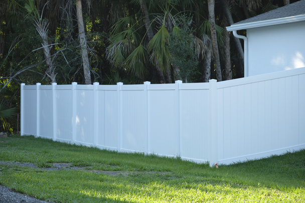 Witte kunststof omheining voor bescherming achtertuin en privacy. - Foto, afbeelding