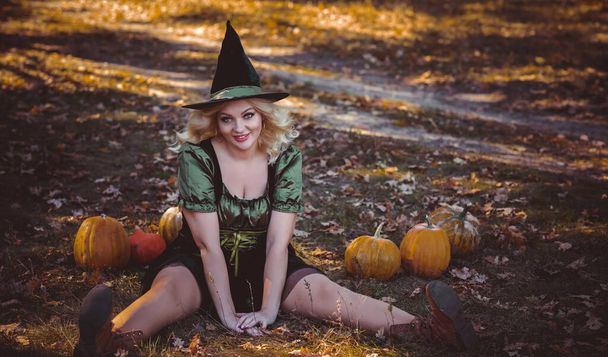 Halloween, Hexendame im mystischen Wald, Oktoberstimmung, Hexerei-Konzept, Ideen für geheimnisvolle Party  - Foto, Bild