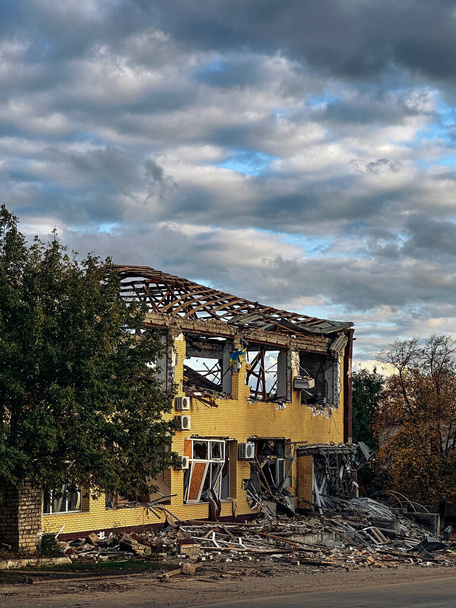 Καταστράφηκε κτίριο ως αποτέλεσμα του ρωσικού βομβαρδισμού στην απελευθερωμένη από την κατοχή πόλη Kupiansk στην περιοχή Kharkiv στην Ουκρανία. Έννοια του πολέμου, ρωσική εισβολή και στρατιωτικά εγκλήματα. - Φωτογραφία, εικόνα