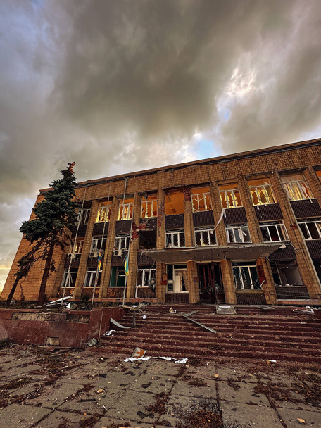ウクライナのハルキウ地方のクピアンスクの占領から解放されたロシア軍の砲撃の結果、建物を破壊した。戦争、ロシアの侵略と軍事犯罪の概念. - 写真・画像