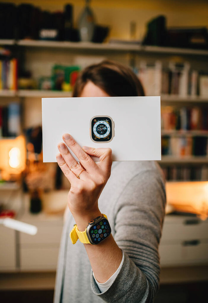Londres, Royaume-Uni - 28 sept. 2022 : Une femme POV tenant un nouveau paquet de carton blanc d'un nouvel appareil portable Apple Watch Ultra titane fabriqué par Apple Computers - Photo, image
