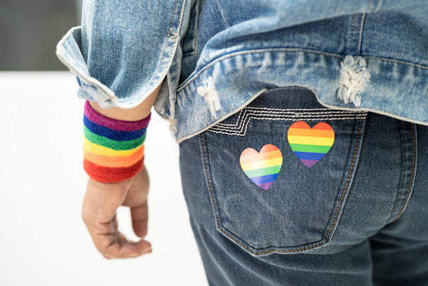 Ázsiai hölgy szivárvány zászló szív, szimbóluma LMBT büszkeség hónap ünneplik évente júniusban a meleg, leszbikus, biszexuális, transznemű, emberi jogok. - Fotó, kép