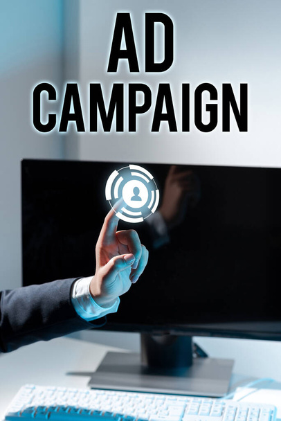 広告キャンペーンを表示するテキストキャプション、インターネットを通じて特定の製品やサービスの促進を意味する概念 - 写真・画像