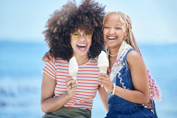 Jégkrém, nyári strand és női barátok esznek Miamiban nyaralás utazás, nyaralás és szabadtéri ifjúsági életmód napsütéssel. Boldog, sokszínű és divatos tinédzser jégkrém desszerttel nyáron. - Fotó, kép