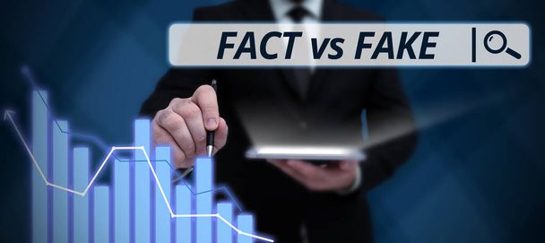 Koncepcionális felirat Tények vs hamis, üzleti ötlet Rivalizálás vagy termékek vagy információk eredetileg készült, vagy utánzás - Fotó, kép