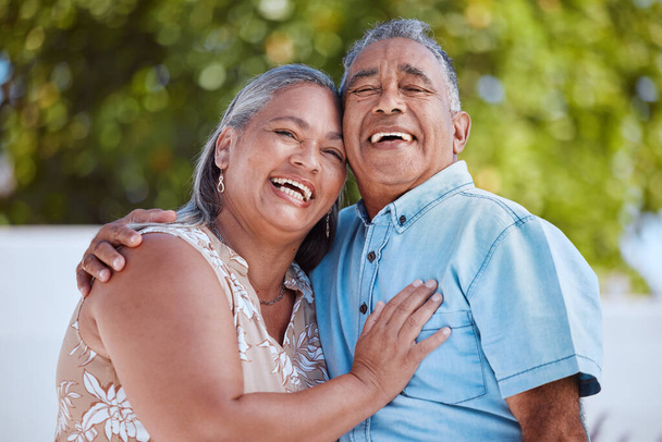 Miłość, para seniorów i uścisk szczęśliwy, aby świętować małżeństwo, rocznica i emerytura razem na świeżym powietrzu jest romantyczny, zadowolony i uśmiech. Romans, mężczyzna i kobieta w podeszłym wieku na wakacjach, wakacjach i relaksie - Zdjęcie, obraz