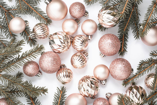Decorative gold balls and sprigs of spruce on a white background. Top view, flat lay - Foto, imagen