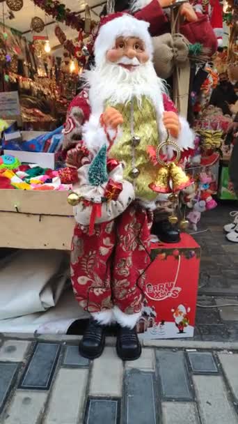 Portret van de kerstman met cadeaus voor kerstbomen en speelgoed. - Video