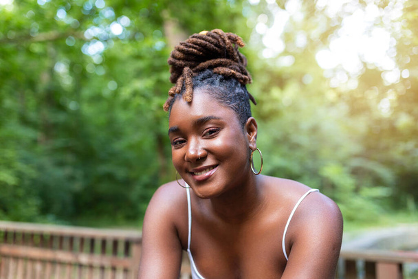 Portret van jonge Afrikaanse vrouw die lacht - Foto, afbeelding
