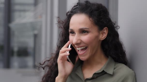 Vidám nevetés mosolygós boldog gondtalan nő beszél telefon hallgatni jó győztes győzelem hírek mondják wow reakció meglepő csoda kifejezés áll a városban szabadban beszélgetés okostelefon - Felvétel, videó