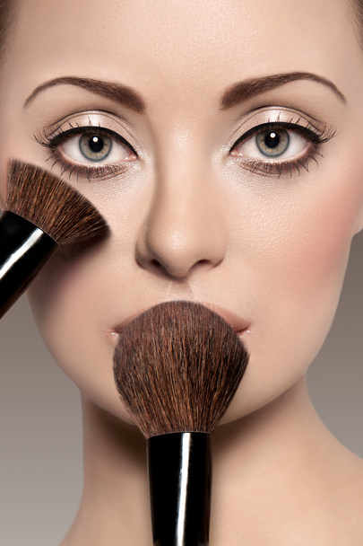 Portrait d'une belle femme avec une brosse de maquillage
 - Photo, image