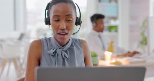 Černá žena, call centrum a konzultační byznys v zákaznické podpoře se sluchátky v kanceláři. Happy African American fena v telemarketingu nebo nás kontaktujte mluvit s klientem na notebooku. - Záběry, video