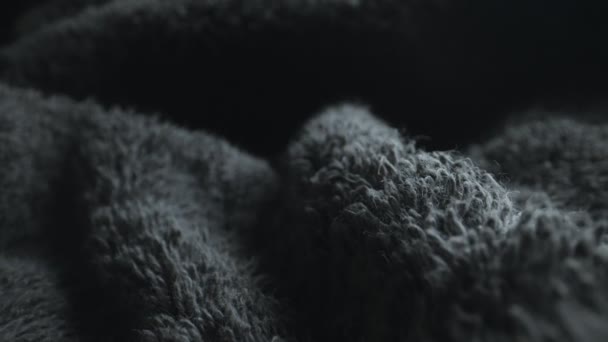 Szürke puha frottírtörölköző textil textúrája. - Felvétel, videó