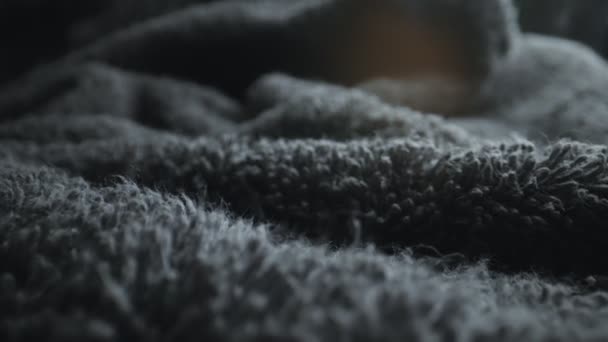 Szürke puha frottírtörölköző textil textúrája. - Felvétel, videó
