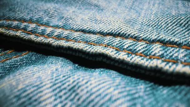 Dżinsowe niebieskie dżinsy tekstury tkaniny. Zbliżenie. - Materiał filmowy, wideo