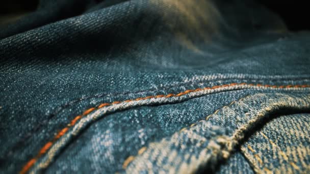 Tessuto jeans blu denim. Primo piano. - Filmati, video