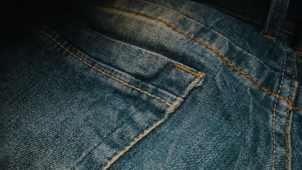 Dżinsowe niebieskie dżinsy tekstury tkaniny. Zbliżenie. - Materiał filmowy, wideo