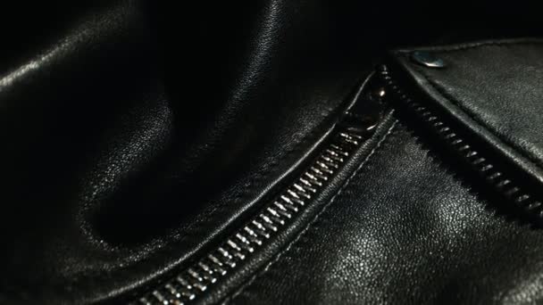 Detalhes jaqueta de couro preto. Close-up. - Filmagem, Vídeo