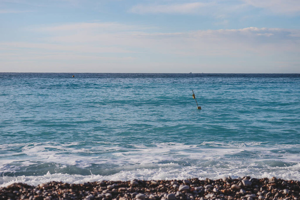 Утренний вид на пляж Ниццы и Средиземное море с волнами - Фото, изображение