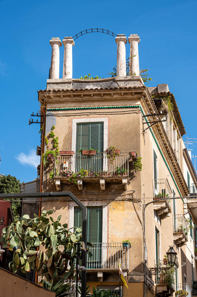 Taormina, Italia: 16-09-2022: hermoso edificio con columnas griegas en Taormina - Foto, Imagen