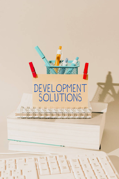 Tekst met inspiratie Development Solutions, Internet Concept Efficiënt plannen op basis van de behoeften van het bedrijf - Foto, afbeelding