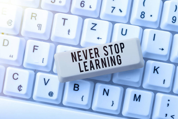 Wyświetlanie znaków: Never Stop Learning, Business approach Kontynuuj doskonalenie i wzmacnianie swoich granic - Zdjęcie, obraz