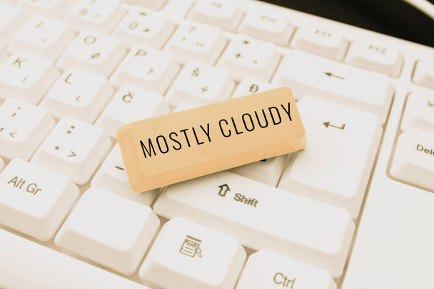 Текст, показывающий вдохновение В основном облачно, Слово для теневого испаряющегося тумана Пушистые туманные облака Skyscape - Фото, изображение