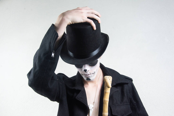Mann mit Totenkopf und Skelett im Halloween-Kostüm - Foto, Bild