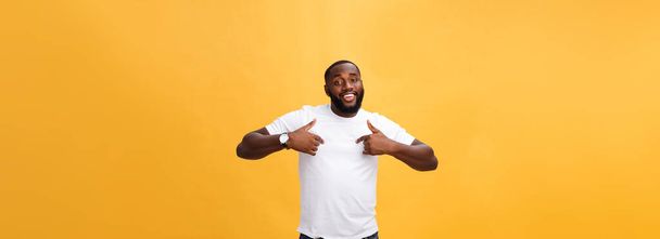 Jonge Afro-Amerikaanse man over geïsoleerde achtergrond op zoek vertrouwen met glimlach op het gezicht, wijzen zichzelf met de vingers trots en blij. - Foto, afbeelding
